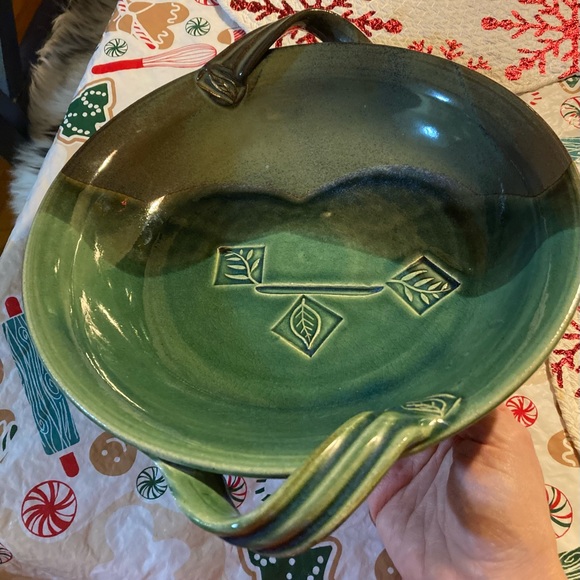 Green stoneware handmade leaf bowl - Picture 6 of 6